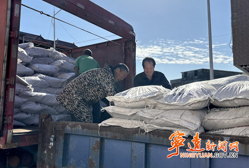 寧遠：有機肥料投放到田  土地秋冬也“進補”_副本_副本500.jpg
