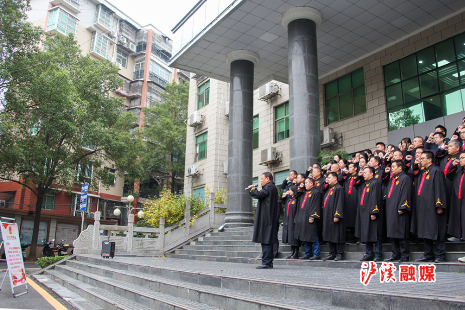 2.图为杨金志带领干警进行宪法宣誓.JPG