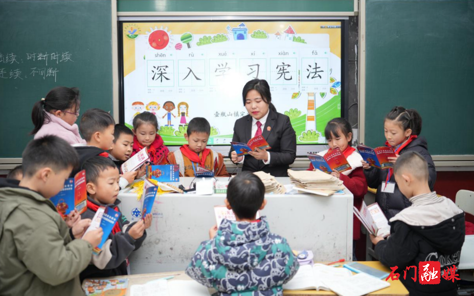 宪法宣传周|“宪”在行动,石门法院开展“国家宪法日”主题宣传活动1.jpg 宪法宣传周|“宪”在行动,石门法院开展“国家宪法日”主题宣传活动1.jpg