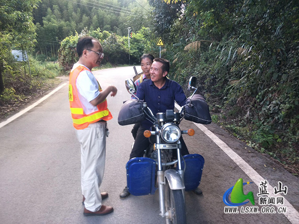蓝山：“四美公路”喜树廉洁新风.jpg
