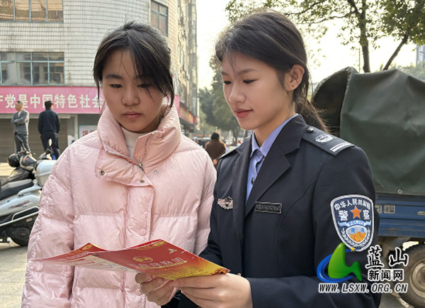 蓝山县开展宪法宣传日集中法治宣传活动.jpg