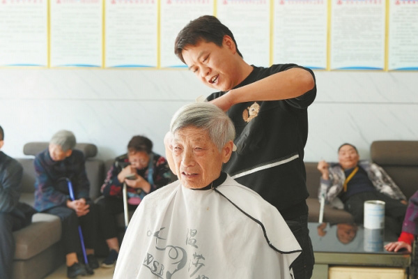 “湖南好人”康冬平：十年义剪路，温暖从“头”开始