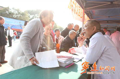 永州市“服务百姓健康行动”暨大型巡回义诊活动在宁远举行_副本500.jpg