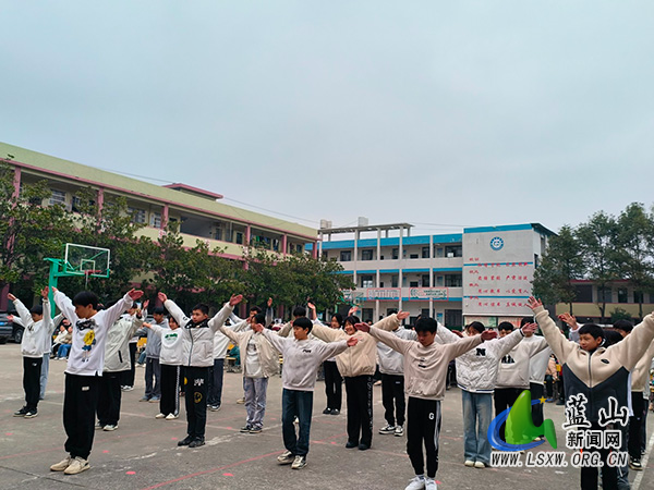蓝山县洪观学校开展广播体操比赛.jpg