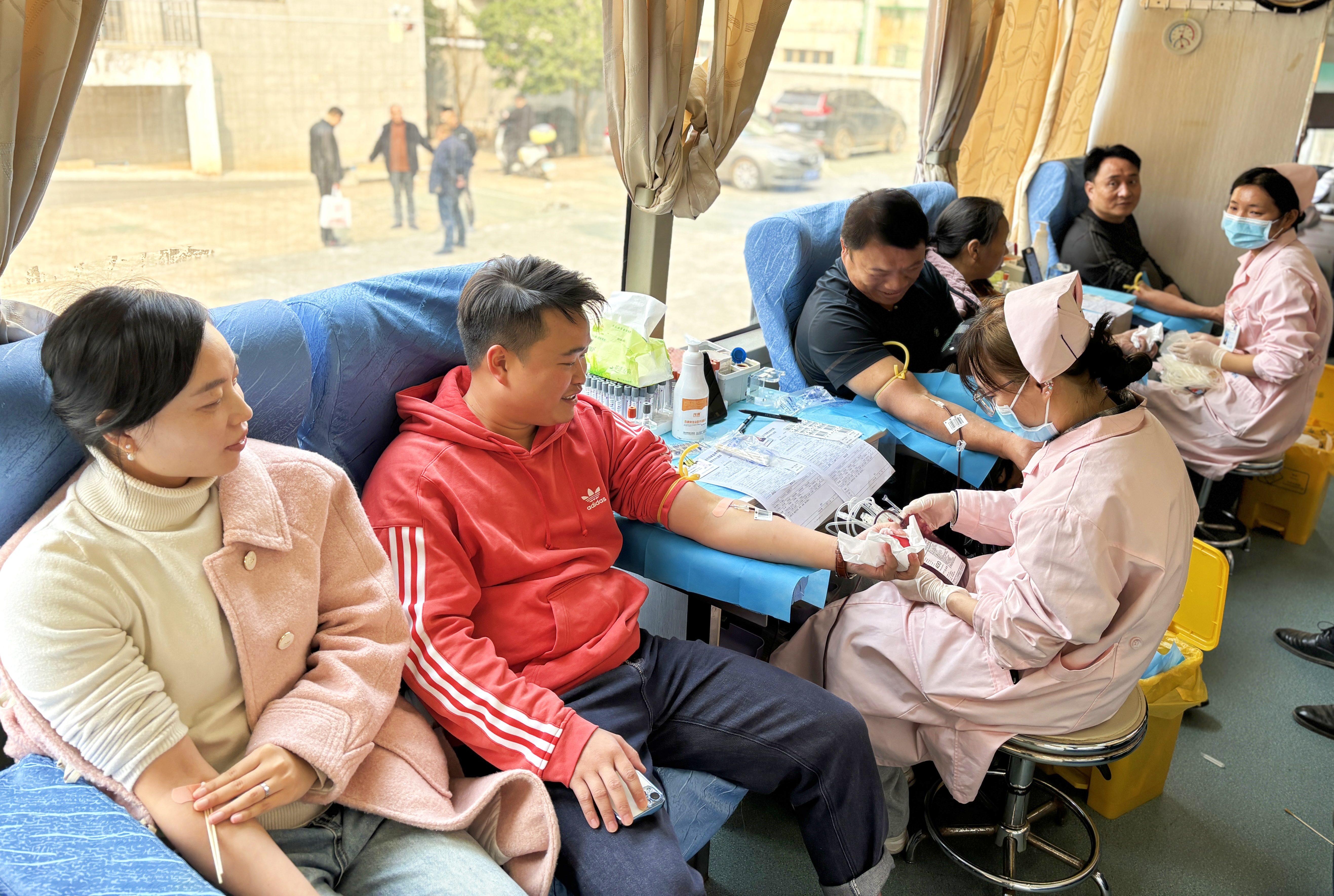 党员教师热心献血.jpg