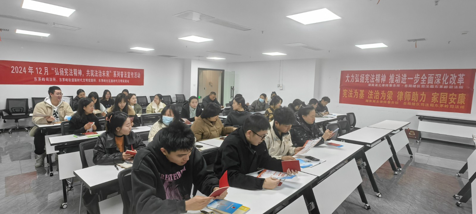 12月6日东茅岭街道新时代文明实践所开展“弘扬宪法精神 共筑法治未来”社会主义核心价值观普法宣传活动 (2).jpg