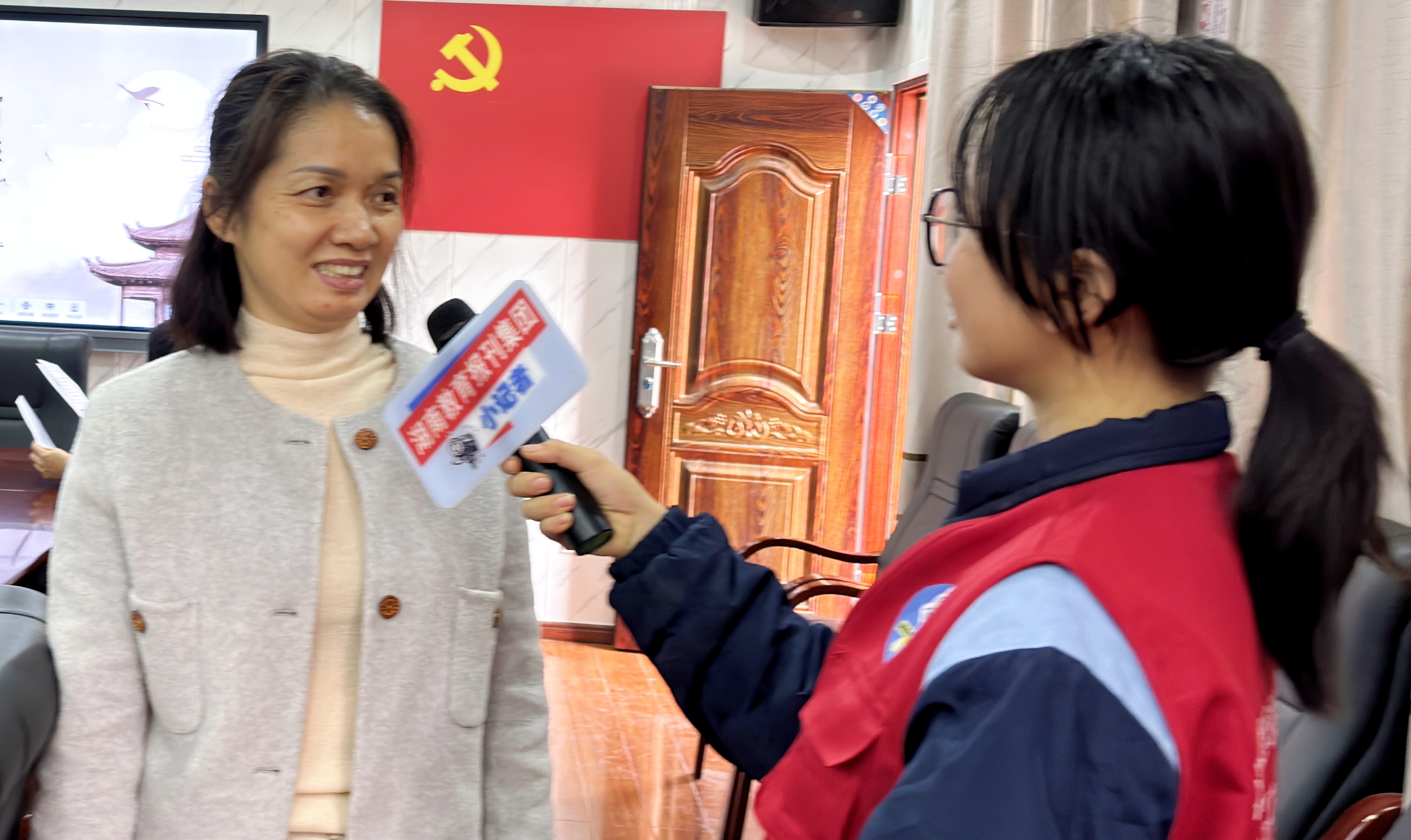 采访党员教师曹燕云.jpg