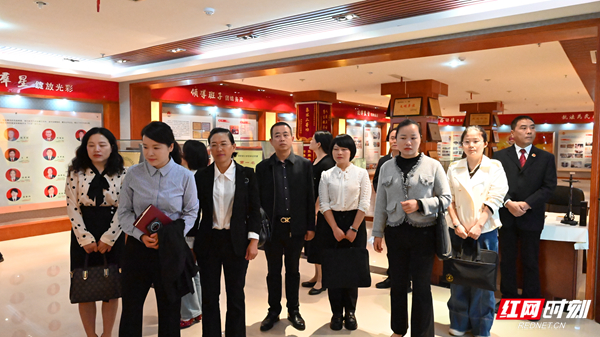 张家界市检察院、市妇联共同举办检察开放日活动