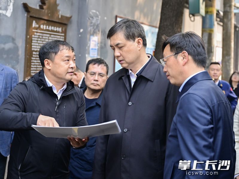 周海兵实地察看了老旧片区建筑和街巷环境现状，现场研究提质改造方案。长沙晚报全媒体记者 余劭劼 摄