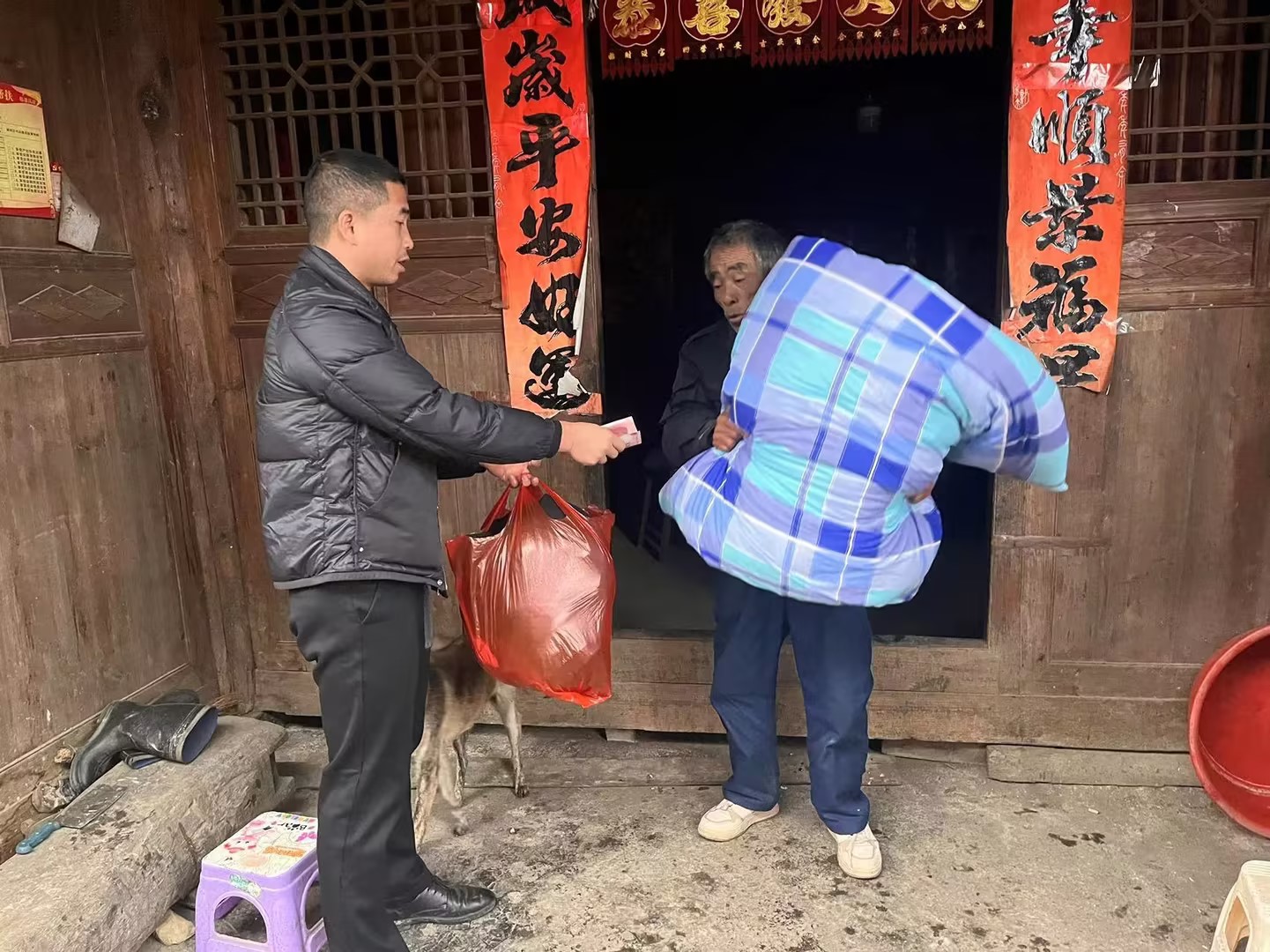 工作人员为群众发放物资.jpg