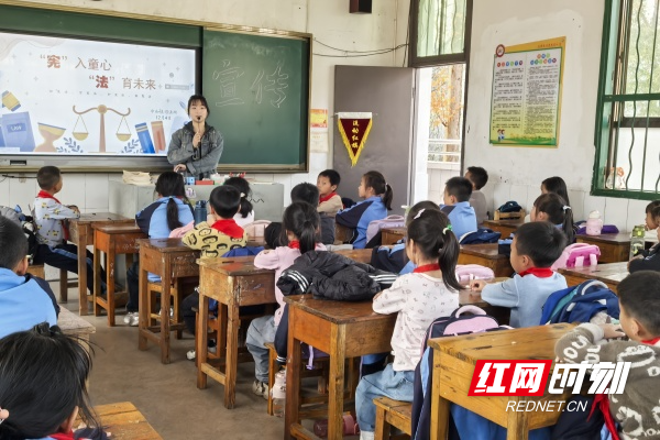 2024.12.04宪法宣传日学校宣讲_副本.jpg