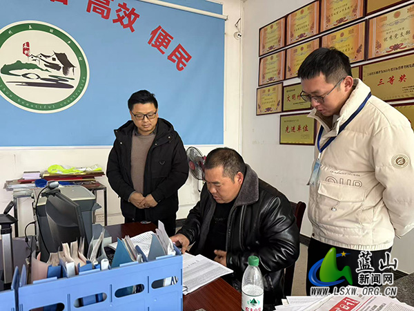 土市镇纪委：严把医保收缴关，守护群众健康权益.jpg