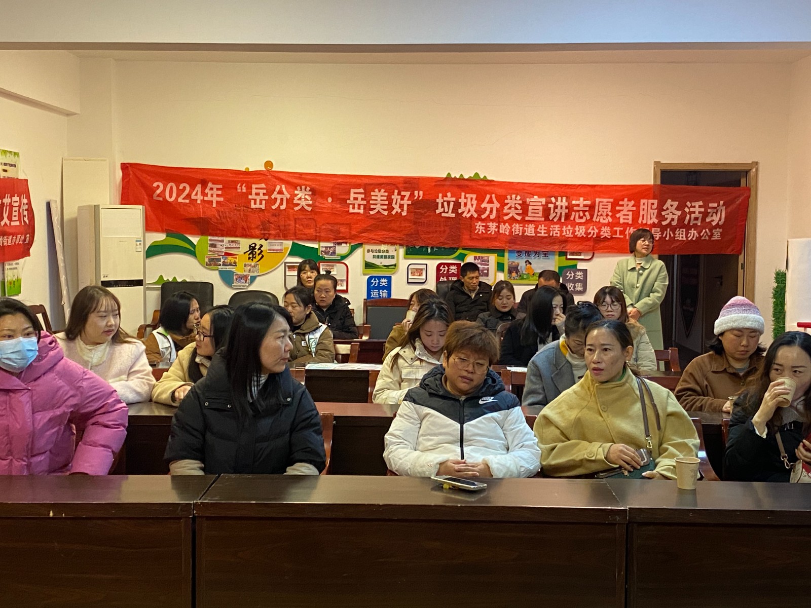 12月13日东茅岭街道新时代文明实践所开展“岳分类岳美好”垃圾分类宣讲活动 (3).jpg