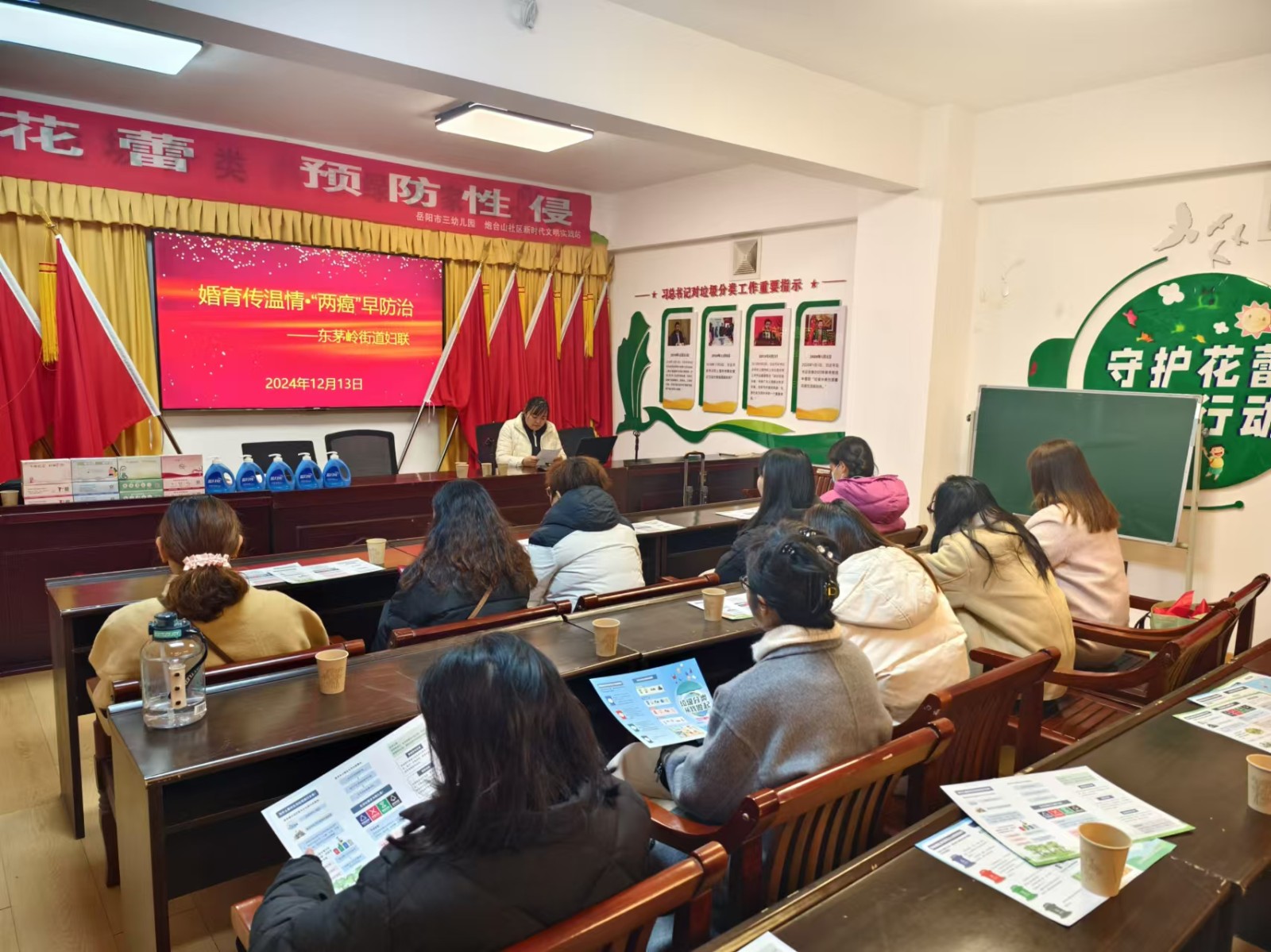 12月13日东茅岭街道新时代文明实践所开展“关爱女性健康 共筑两癌防线”志愿宣传活动 (3).jpg