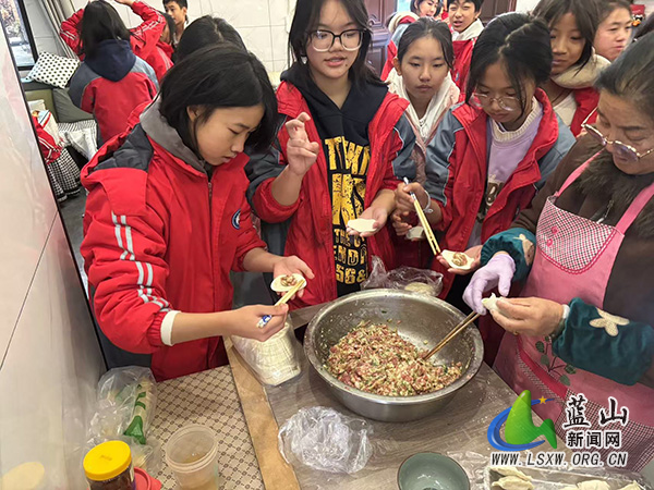 落实“双减”政策 践行素质教育 ——三蓝学校组织学生开展包饺子劳动实践教育活动.jpg 落实“双减”政策 践行素质教育 ——三蓝学校组织学生开展包饺子劳动实践教育活动.jpg