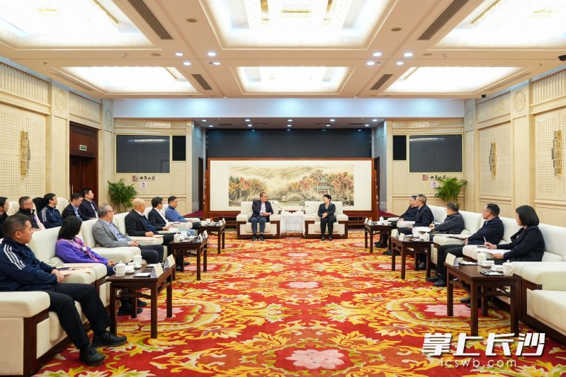 12月13日，省委常委、市委书记吴桂英在长沙与由清科集团创始人、董事长倪正东带队的清华企业家协会一行会谈。长沙晚报全媒体记者 郭雨滴 摄