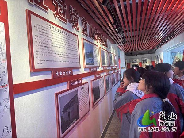 三蓝学校开展参观红色教育基地活动.jpg 三蓝学校开展参观红色教育基地活动.jpg