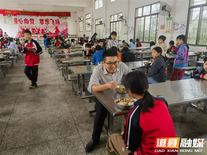 陪餐时光：小镇校园里的饮食与心声桥梁_副本.png
