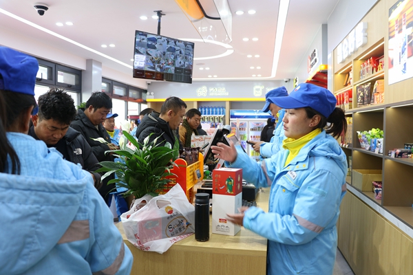 图为加油站陆续迎来加油顾客。_副本.jpg