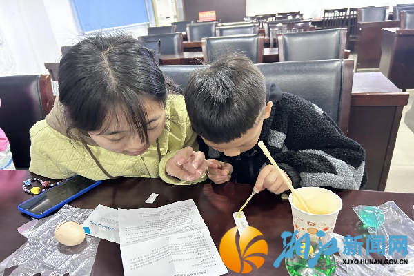 孩子们在认真地做实验_副本.png
