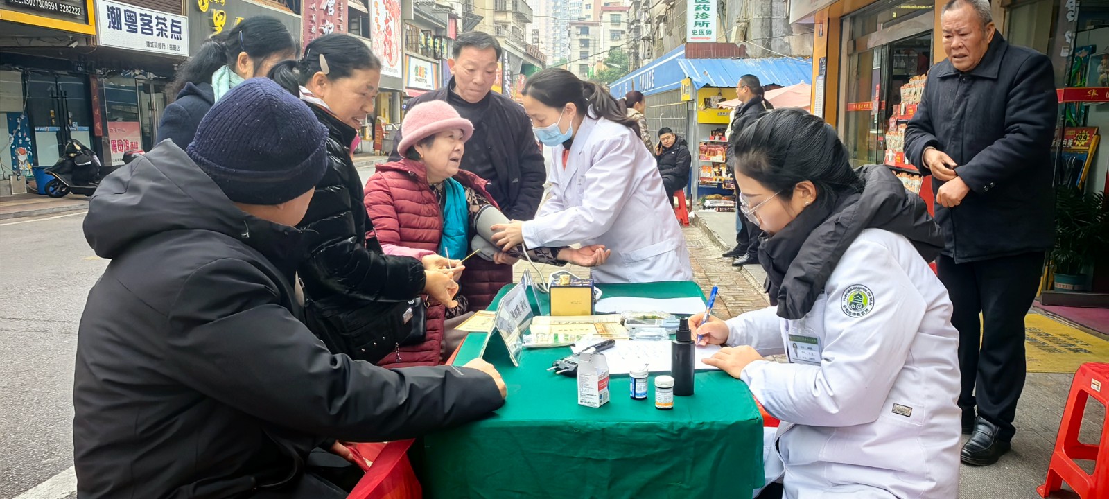 12月17日东茅岭街道新时代文明实践所开展“爱心义诊进社区 健康服务惠民生”文明实践活动 (5).jpg