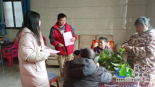 新圩镇：镇纪委监督医保征缴 镇村干部携手下村.jpg