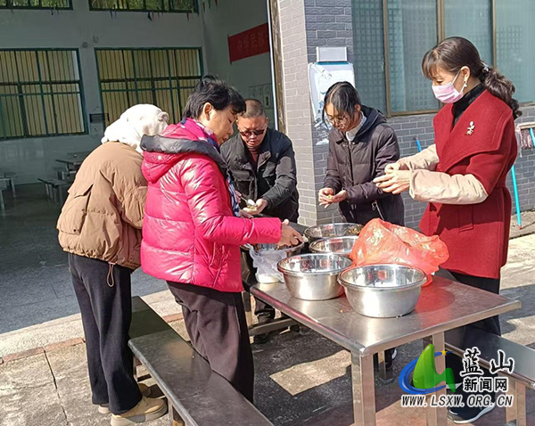 浆洞瑶族乡中心小学工会举办包饺子活动.jpg