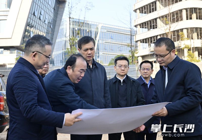 周海兵在兴联路大通道项目现场，详细了解项目建设情况。 长沙晚报全媒体记者 余劭劼 摄