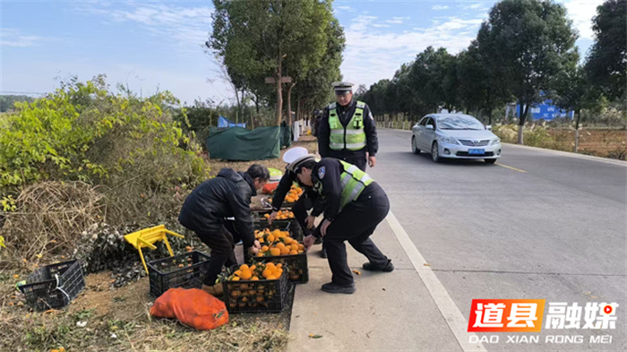 道县：果农占道贩卖脐橙存隐患  交警劝离保安全1_副本.jpg