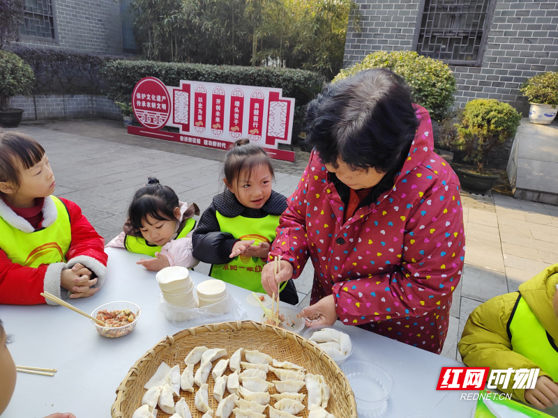 4、家长带领孩子做饺子.jpg