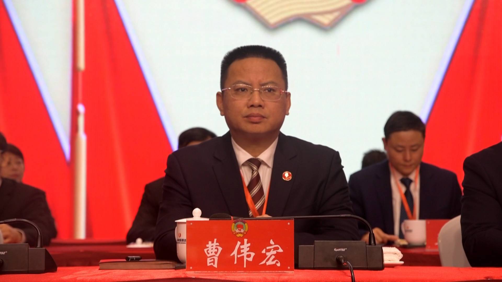 政协闭幕书记.jpg