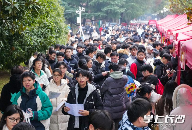 湖南农业大学考点，大批考生前来参加考试。均为长沙晚报全媒体记者 邹麟 实习生 苏昱 摄影报道