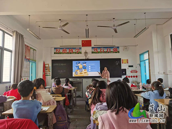 总市学校：扫黑除恶扬正气 净化校园创平安.jpg