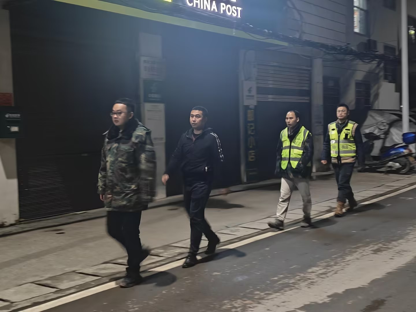 值班领导带队开展夜巡.jpg