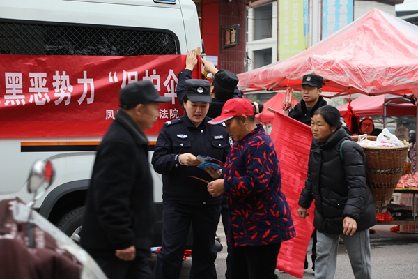1.普法活动现场.jpg