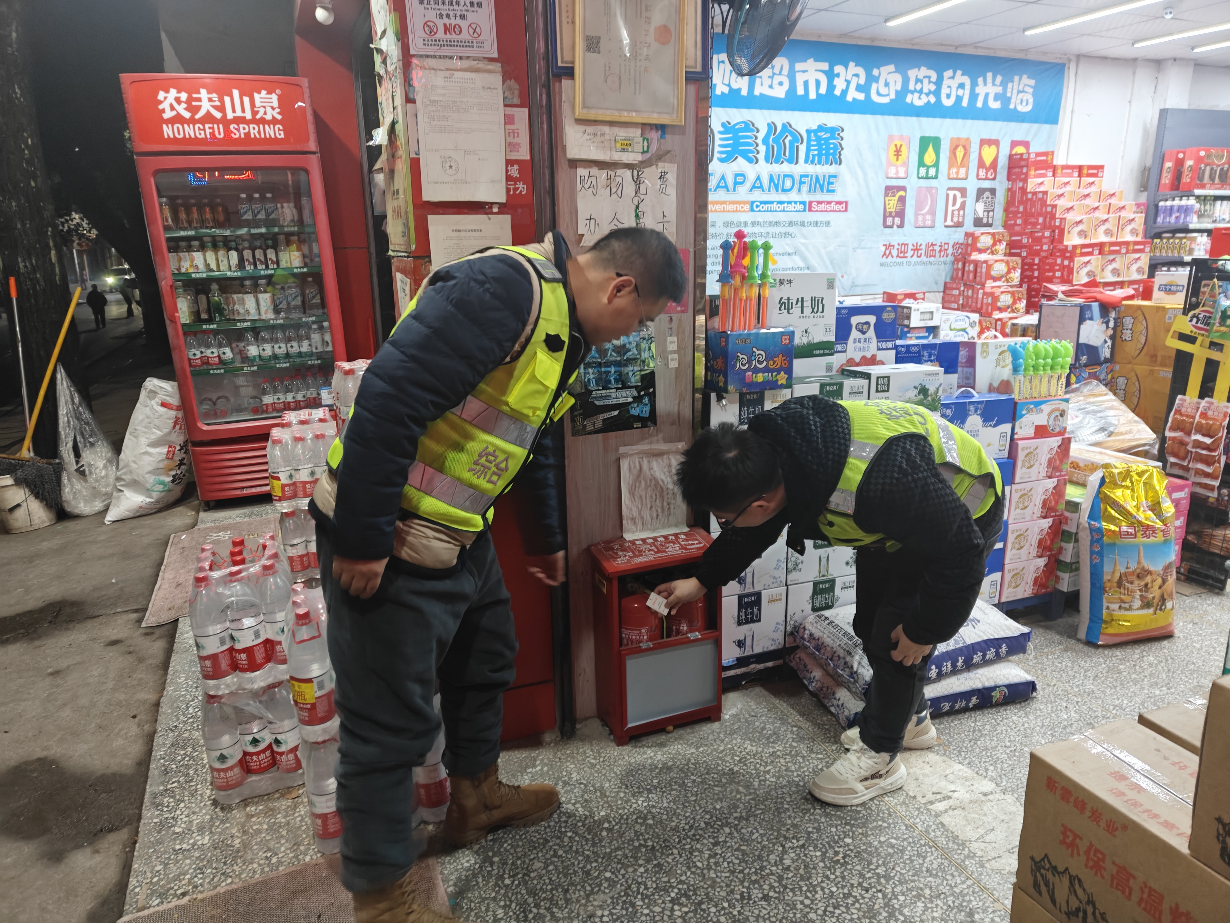 检查消防器材.jpg