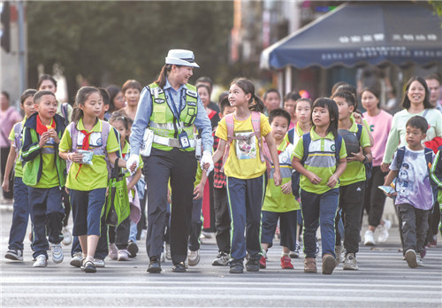 永州公安持续优化勤务模式，确保校园及周边治安、道路交通秩序安全平稳.jpg