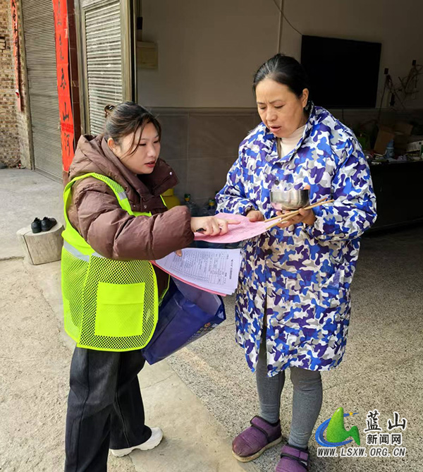 塔峰镇：“利剑护蕾”敲门行动 守护成长.jpg