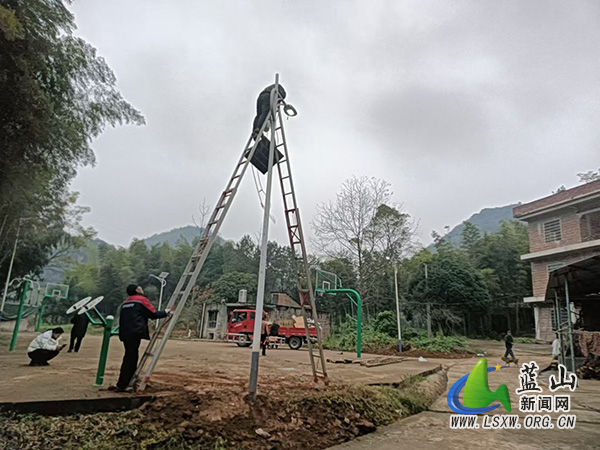 祠堂圩镇坦头村：路灯亮化暖民心 点亮乡村振兴路.jpg