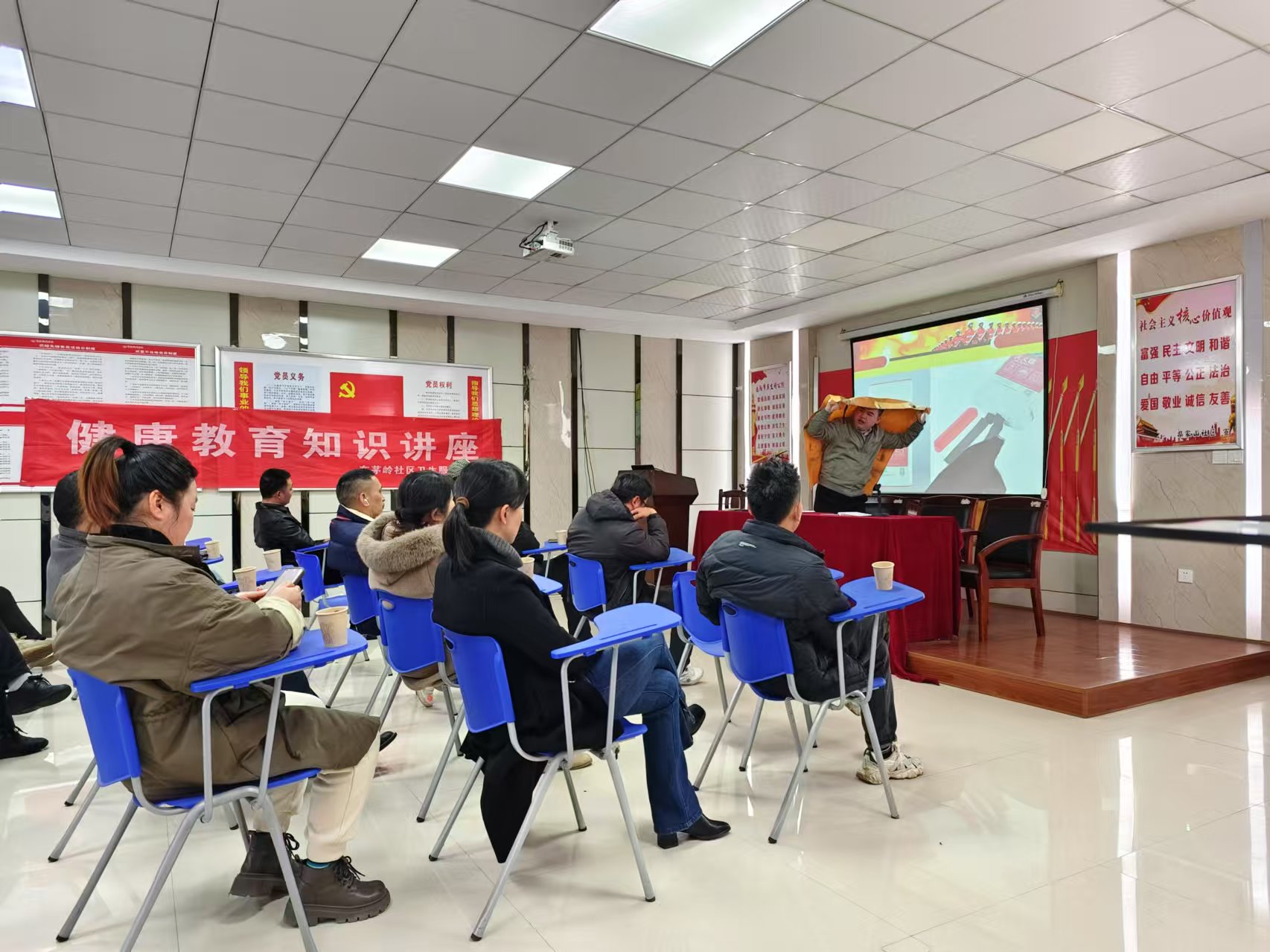12月26日东茅岭街道新时代文明实践所开展“全民消防 安全至上”主题讲座 (2).jpg