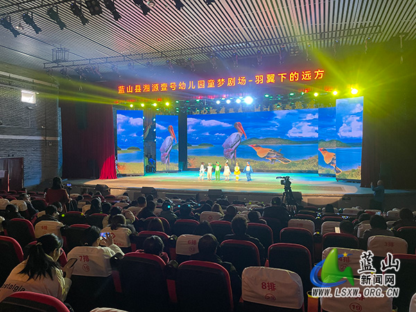 我县原创大型舞台剧《羽翼下的远方》上演1.jpg