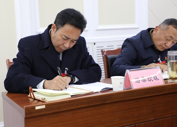 分组讨论现场与会人员认真记笔记_副本.jpg