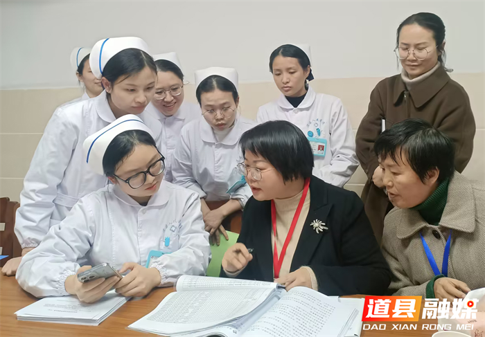 湖南省护理管理医疗质量控制中心专家到道县人民医院开展调研活动3_副本.png