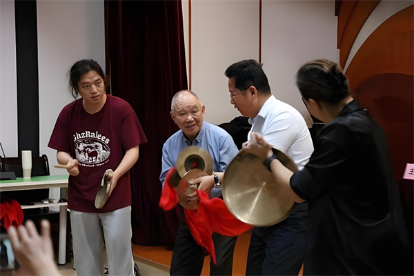 退休后的田隆信在吉首大学讲学.png