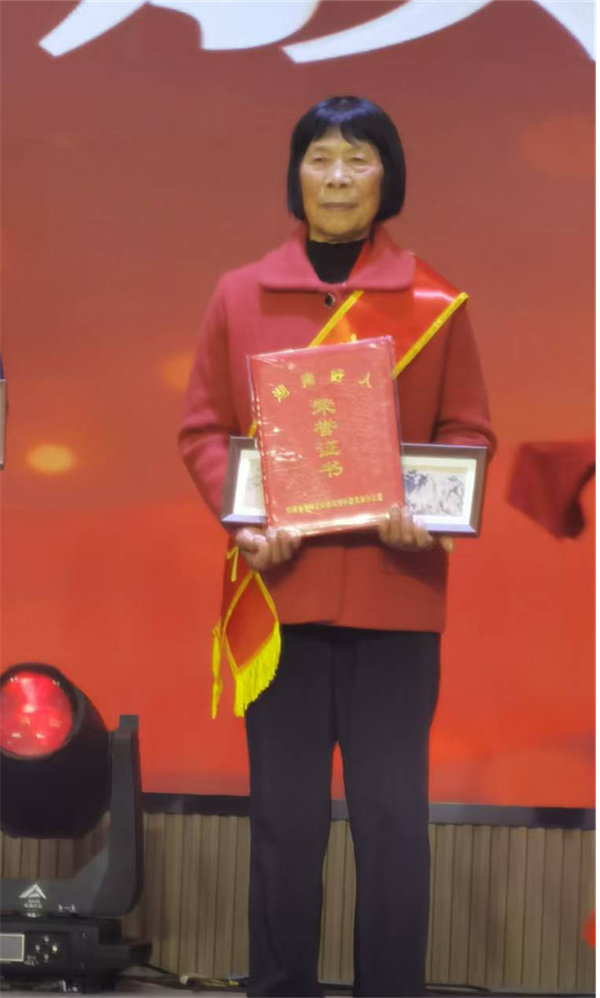 图1：潘清珍在领奖台上领奖.png