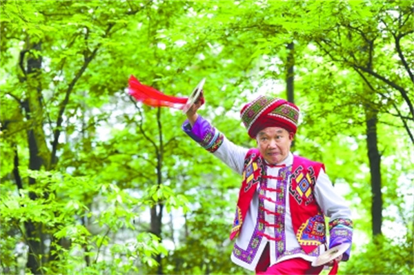 田隆信在进行打溜子表演.jpg