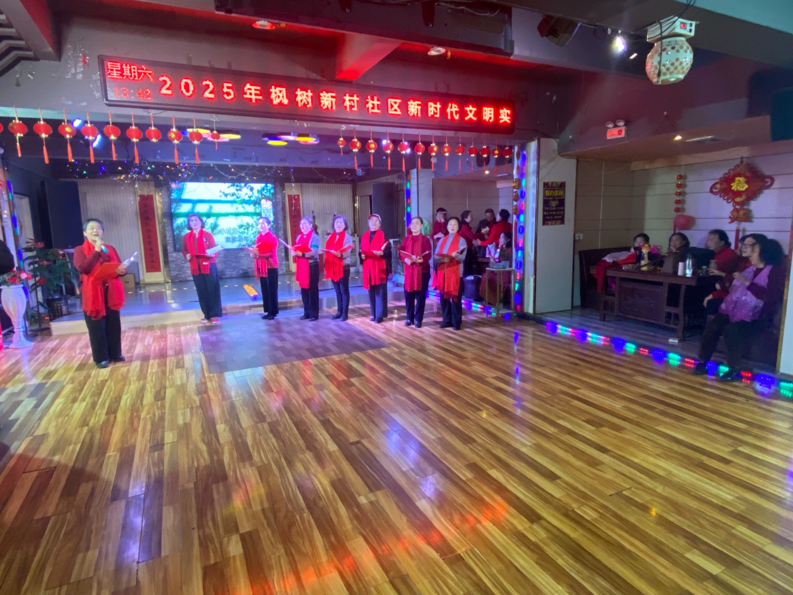 2024年12月30日,枫树新村社区新时代文明实践站组织100多名居民在魅力金座开展了“我们的节日.元旦--讴歌新时代”主题活动8.jpg