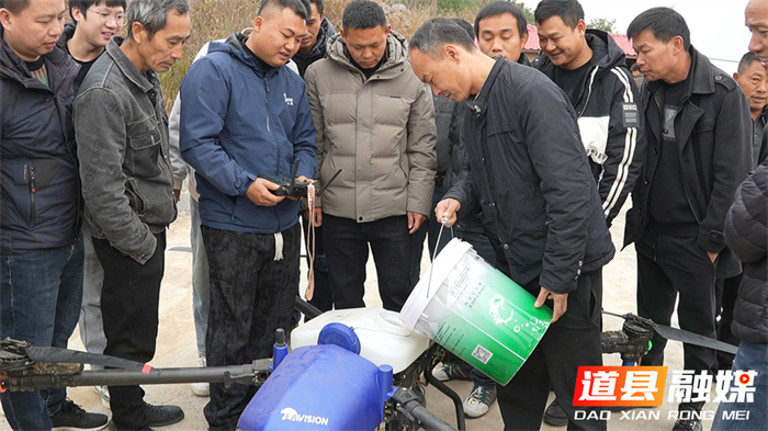 开展无人机技能培训 为粮油生产添4_副本1.jpg
