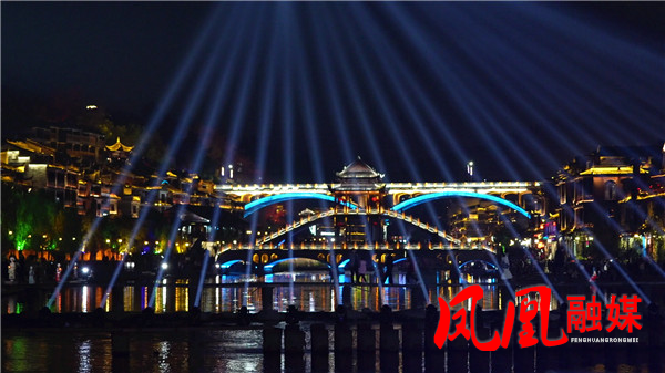凤凰：举办元旦亮灯仪式[00_06_21][20250101-211924].jpg