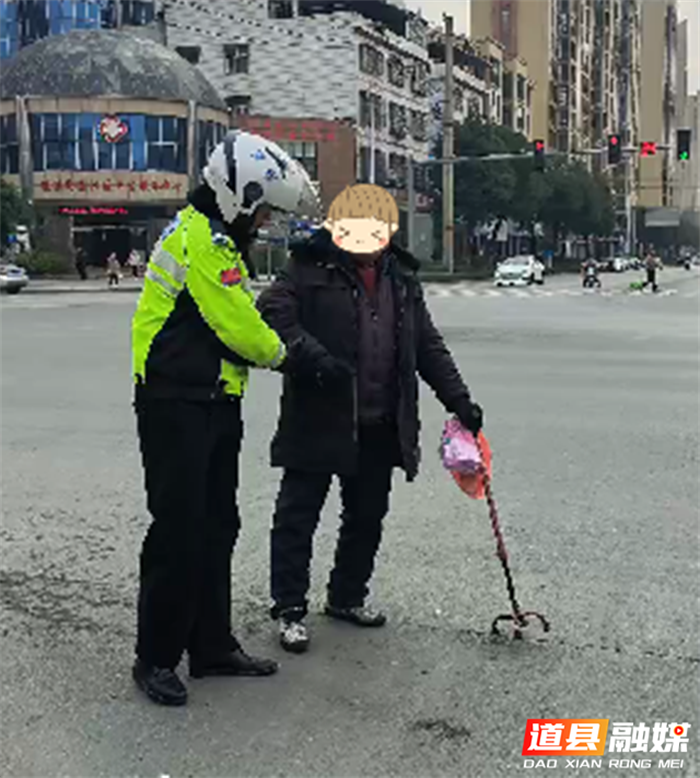 道县：老人过马路陷入车流 交警施援手暖心相助1_副本.png
